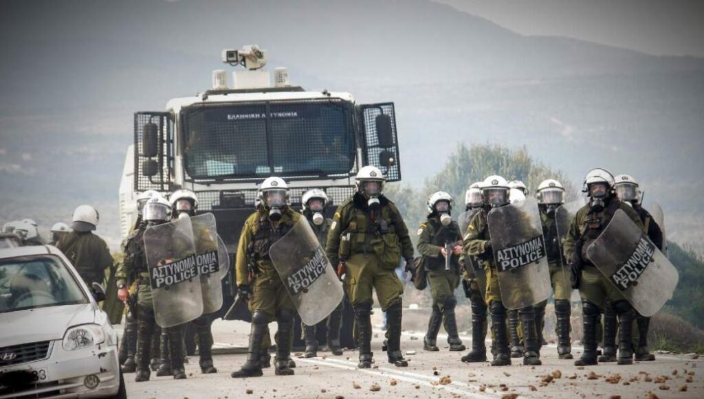 Χουλιγκανισμοί από ΜΑΤ στην Χίο: Έσπαζαν αυτοκίνητα πολιτών – Έβριζαν «Τουρκόσπορους» του Χιώτες (βίντεο)