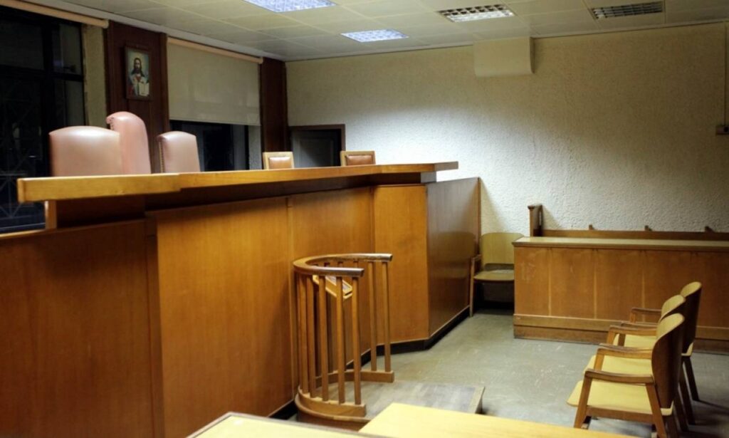 Ανέβηκαν οι τόνοι στο Ειρηνοδικείο Τρικάλων: «Αρπάχτηκαν» οι δικηγόροι!