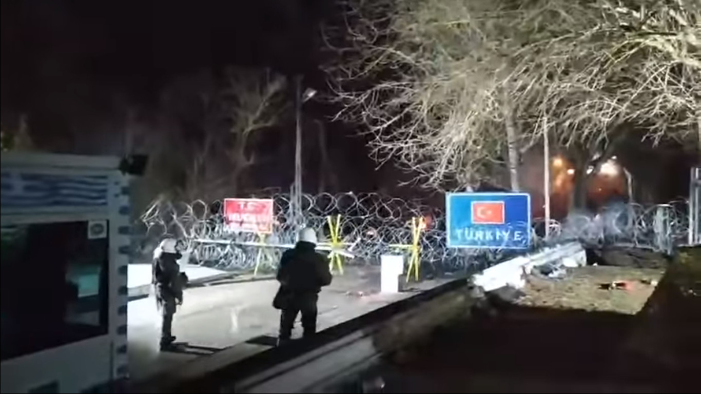 Έλληνες έξω από το τουρκικό προξενείο της Ρόδου: «Εβρο κρατήσου είμαστε μαζί σου» (βίντεο)