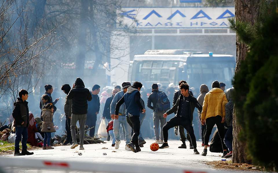 Τούρκοι στρατιώτες υποδεικνύουν κρυφά περάσματα στους παράνομους μετανάστες για να μπουν στην Ελλάδα!
