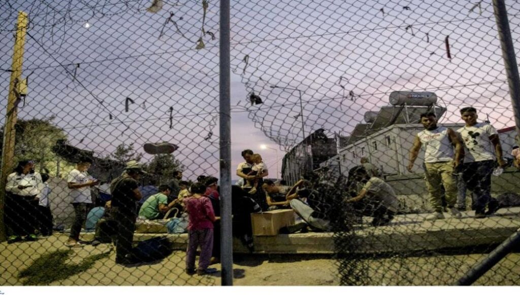 Ένταση και στη Μόρια: Φήμη ότι “άνοιξαν τα σύνορα” οδήγησε σε συγκρούσεις αλλοδαπών – αστυνομίας