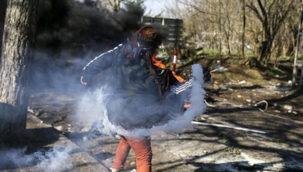 Νέα επεισόδια στις Καστανιές: Οι Τούρκοι επιτίθενται με δακρυγόνα στα ΜΑΤ – Ξεσηκωμός αλλοδαπών και στην Μόρια (βίντεο)