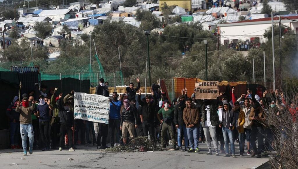 Νέα πορεία 1.000 αλλοδαπών από τη Μόρια –  Κατευθύνονται στη Μυτιλήνη – Έχουν μαζί τους ξύλα και μαχαίρια