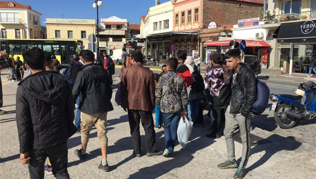 Χιλιάδες αλλοδαποί από τη Μόρια περιμένουν στο λιμάνι της Λέσβου για να αποχωρίσουν από το νησί (βίντεο)
