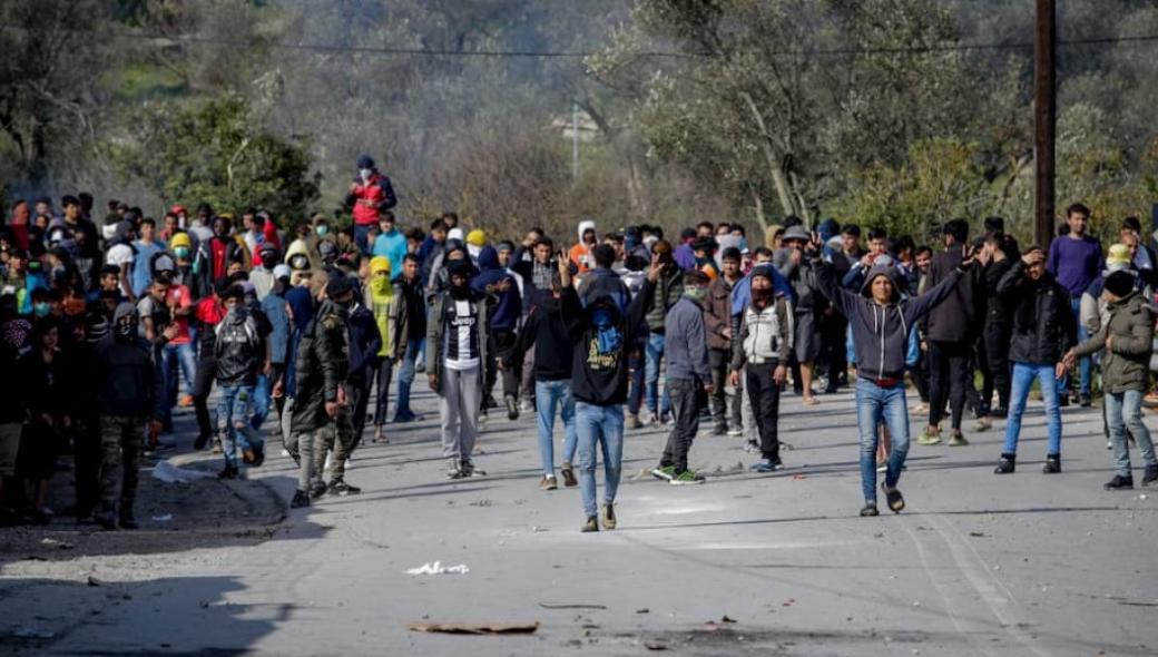 Νέα επεισόδια στη Μόρια – 2.000 αλλοδαποί κατεβαίνουν στο λιμάνι – Φήμη ότι άνοιξαν τα σύνορα