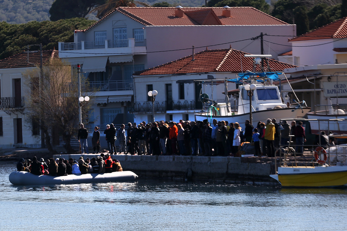 Μυτιλήνη: «Πνίγηκε» το νησί από τους παράνομους μετανάστες – Το λιμάνι μετατράπηκε σε απέραντο καταυλισμό (βίντεο)