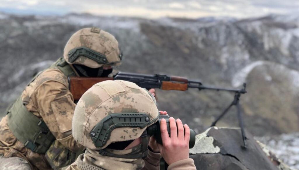 Συνελήφθη Τούρκος με ρούχα της Στρατοχωροφυλακής να οδηγεί παράνομους μετανάστες μέσα σε ελληνικό έδαφος (βίντεο)