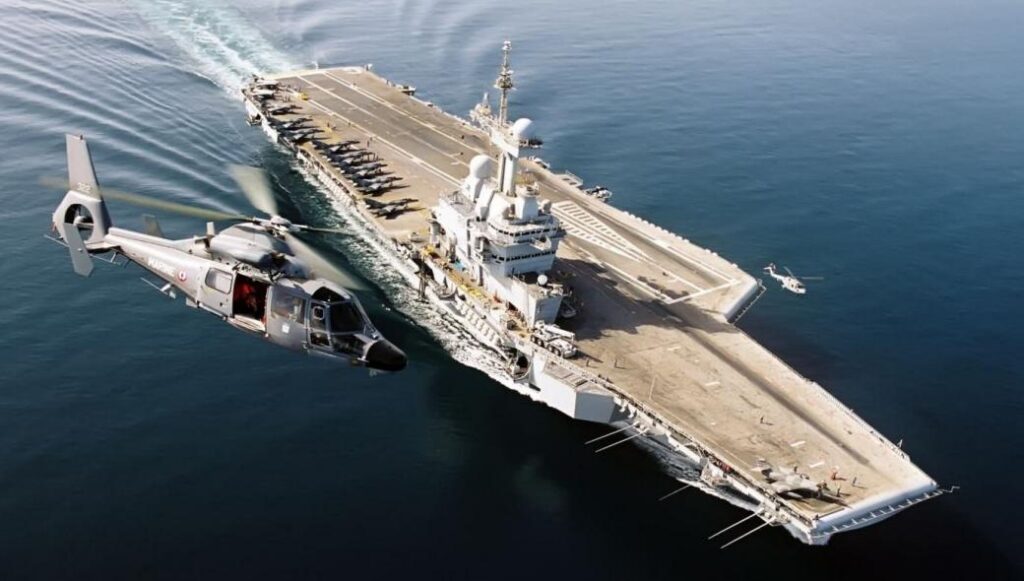 Η ΠΑ συνεκπαιδεύτηκε με το Charles de Gaulle – Εντυπωσιακό βίντεο από τις νυχτερινές βολές του Δ’ Σώματος Στρατού