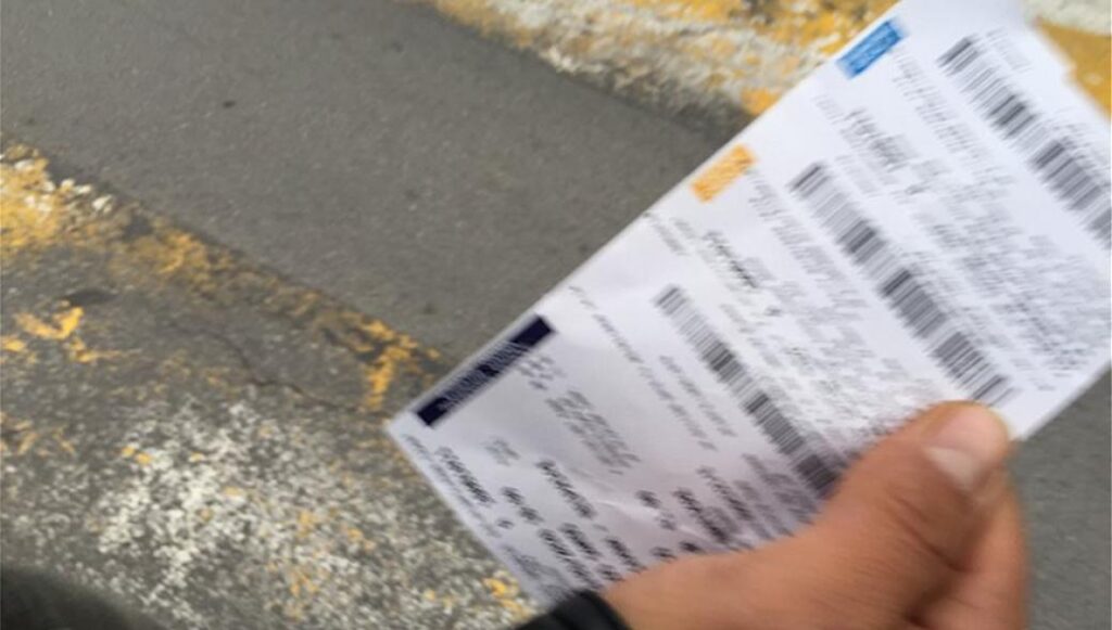 Λέσβος: Με τα εισιτήρια στο χέρι οι αλλοδαποί – Πήραν μηνύματα ότι τους περιμένουν πλοία για Αθήνα (φώτο – βίντεο)