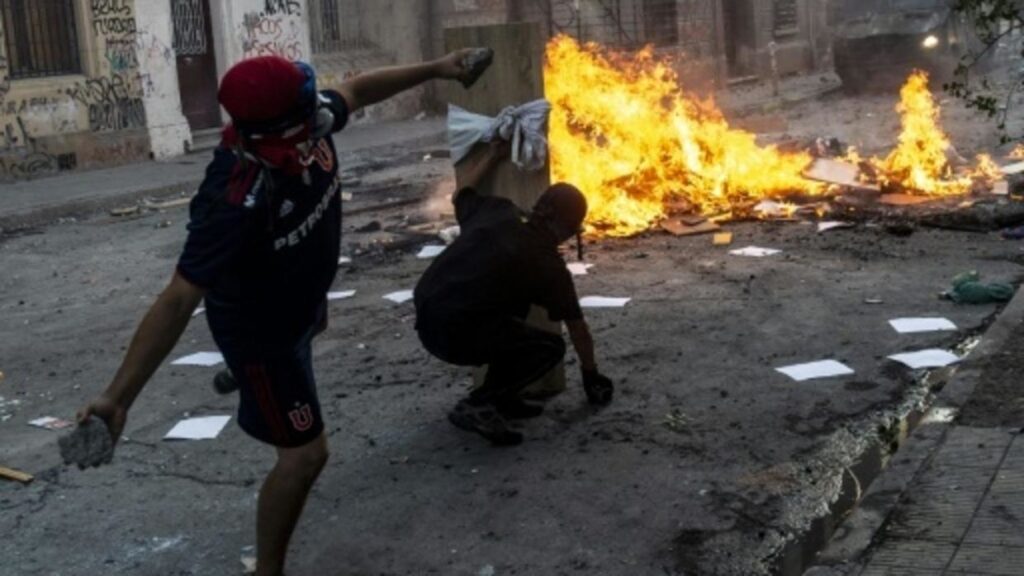 Σοβαρά επεισόδια στη Χιλή: Τραυματίστηκαν 73 αστυνομικοί – Έγιναν 283 συλλήψεις