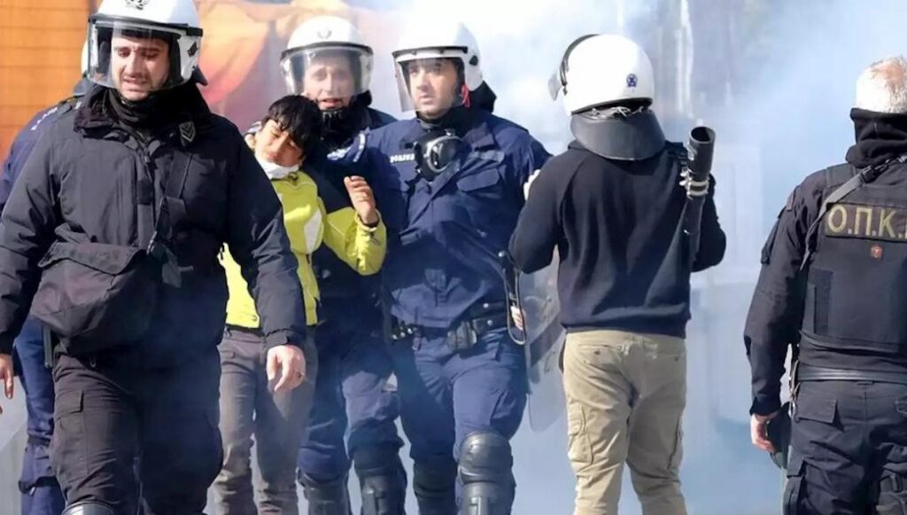 Τούρκοι αστυνομικοί με τα όπλα στα χέρια απειλούν μετανάστες: «Έξω από το λεωφορείο – Εδώ είναι τα σύνορα με την Ελλάδα»