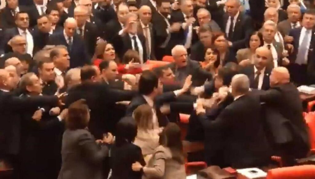 Έπεσε ξύλο στην τουρκική Βουλή: Επίθεση βουλευτών του Ερντογάν σε βουλευτές της  αντιπολίτευσης