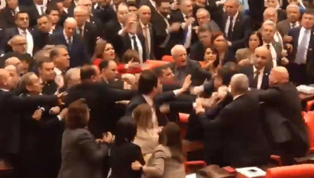 Έπεσε ξύλο στην τουρκική Βουλή: Επίθεση βουλευτών του Ερντογάν σε βουλευτές της αντιπολίτευσης