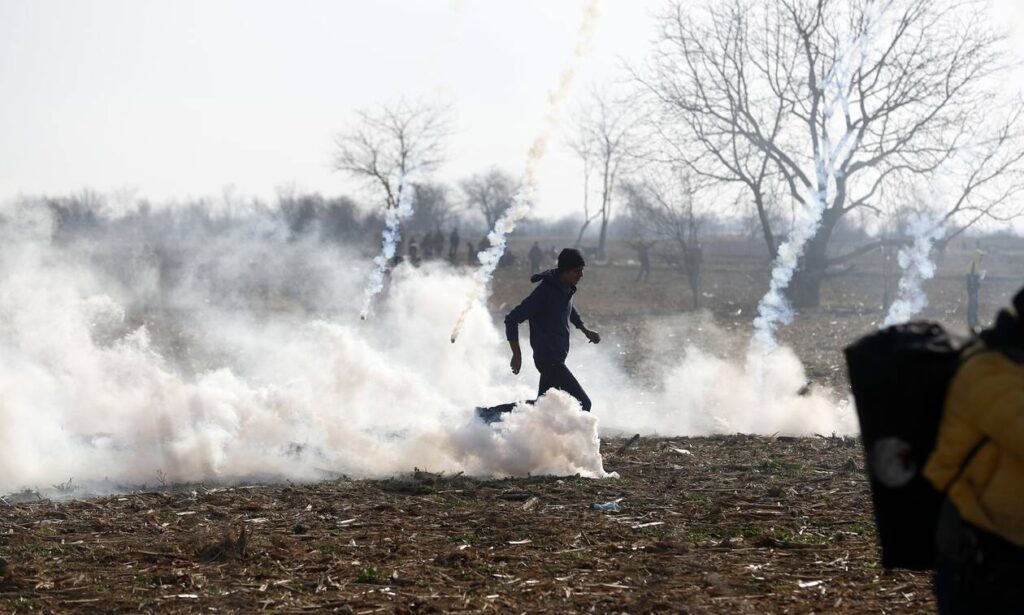 Νέες προμήθειες δακρυγόνων από την ΕΛ.ΑΣ. για τον Έβρο – Πόσο κοστίζουν οι επιχειρήσεις για την αποτροπή αλλοδαπών;