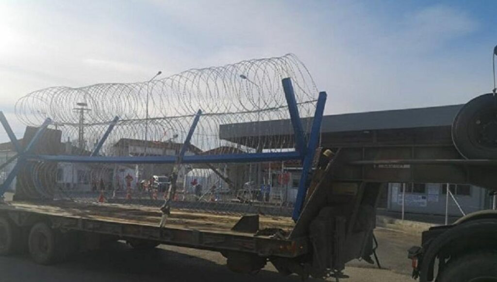 Επιπλέον συρματόπλεγμα και σιδερένια φράγματα για τον Έβρο από τον ΕΣ