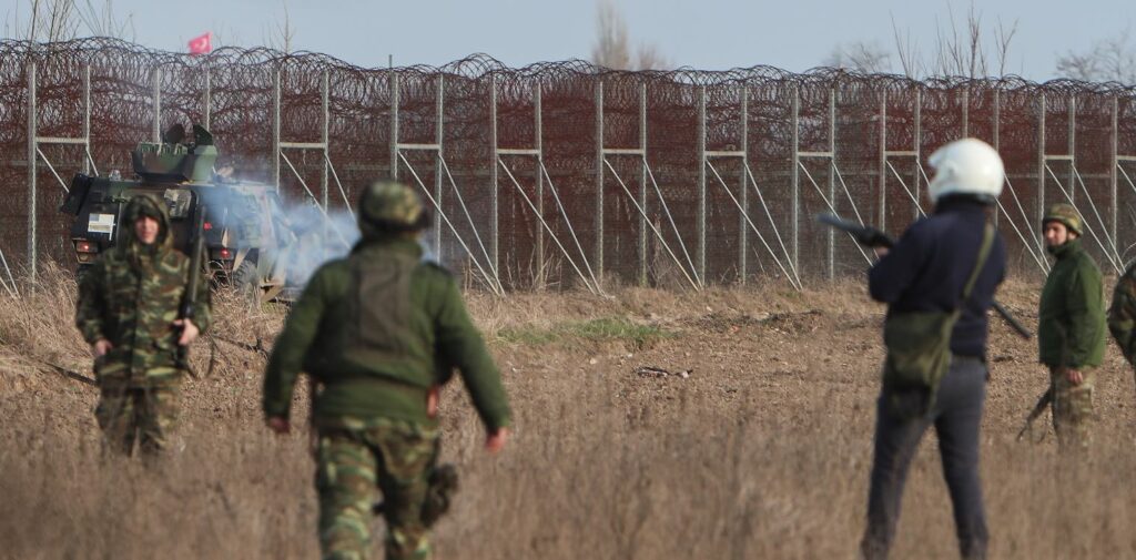 Βίντεο: Τούρκος στρατιωτικός φτάνει μέχρι το φράχτη πετώντας χημικά προς τους Έλληνες στρατιώτες