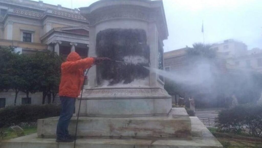Αθήνα: Περιθωριακοί βανδάλισαν τον ανδριάντα του Κολοκοτρώνη – «Η Ελλάδα να πεθάνει» έγραψαν