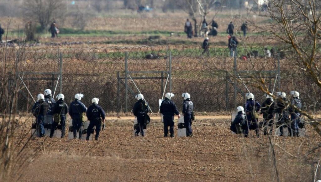 Τα ΜΑΤ αποτρέπουν το γκρέμισμα του φράχτη από τους παράνομους μετανάστες (βίντεο)