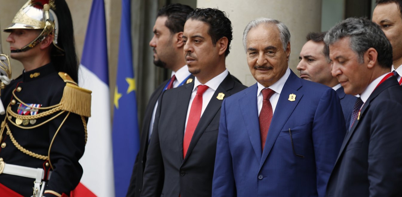 Άσχημη εξέλιξη: Ο Χ.Χάφταρ θα υπογράψει κατάπαυση του πυρός; – Ο Σάρατζ μένει μαζί & το τουρκολιβυκό μνημόνιο