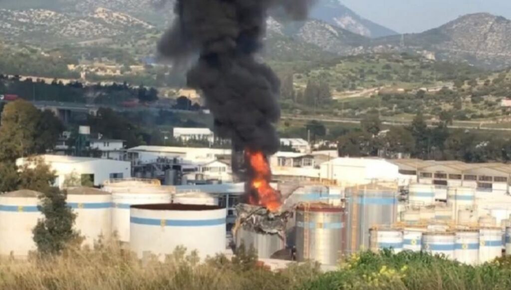 Αυλίδα: Υπό έλεγχο τέθηκε η φωτιά στο εργοστάσιο χημικών