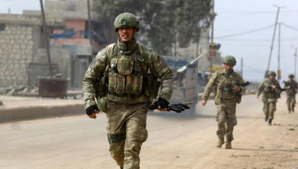 Σαν να ήταν σε διαδήλωση: Τούρκοι ξεπροβοδίζουν τους νεοσύλλεκτους παρά την απαγόρευση λόγω κορωνοϊού (βίντεο)