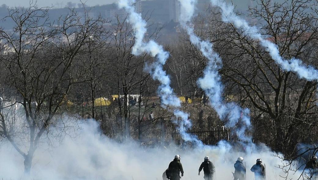 Ξεπέρασε κάθε όριο ο τουρκικός Στρατός στον Έβρο: Πέταξε «βροχή» από καπνογόνα κατά των ελληνικών δυνάμεων