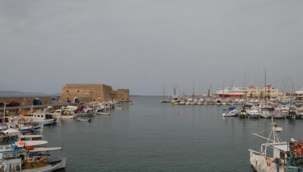 «Έρημη» πόλη το Ηράκλειο Κρήτης μετά την απαγόρευση κυκλοφορίας (βίντεο)