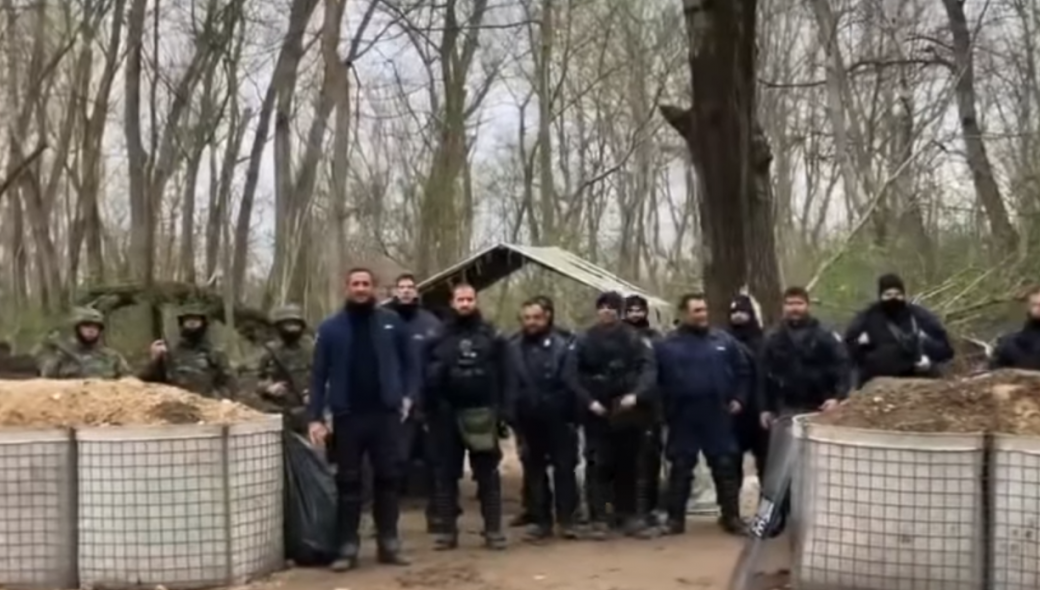 Ο Εθνικός Ύμνος όπως δεν τον ακούσατε ποτέ – Φαντάροι & αστυνομικοί τον έψαλαν δίπλα στο φράχτη με την Τουρκία (βίντεο)