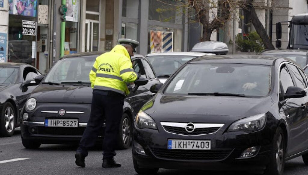 Αυστηροποιούνται από σήμερα οι έλεγχοι για την τήρηση των μέτρων περιορισμού της μετακίνησης