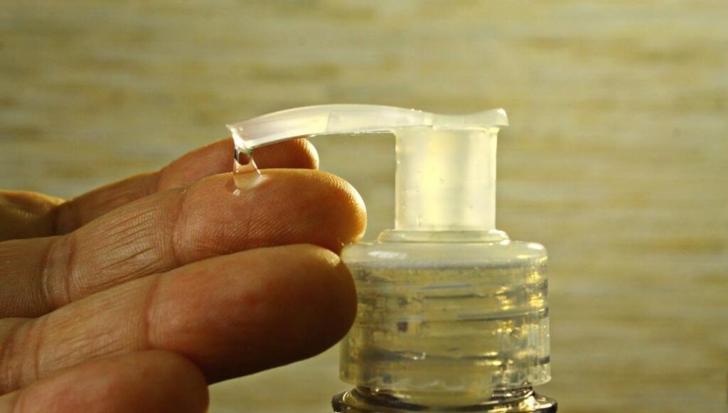 Οι πρώτες «καμπάνες» είναι γεγονός: Πρόστιμο 50.000€ σε εταιρία αντισηπτικών