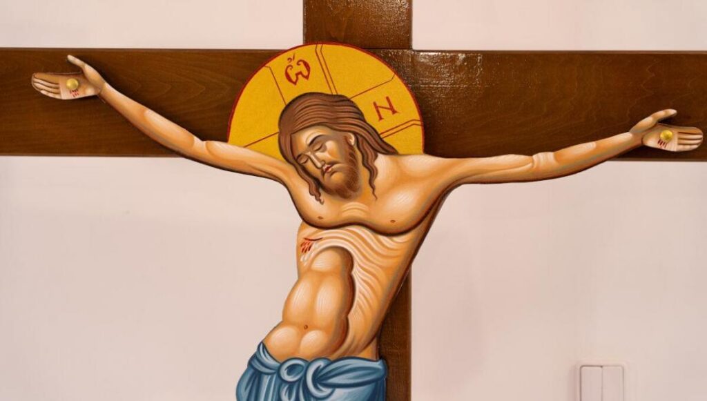 Πάτρα: Βεβήλωσαν τον Εσταυρωμένο σε εκκλησία – Του «μαύρισαν» το πρόσωπο (φωτο)