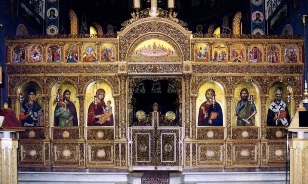 Κρήτη: Οργή με υβριστικά συνθήματα σε είσοδο εκκλησίας (φωτο)