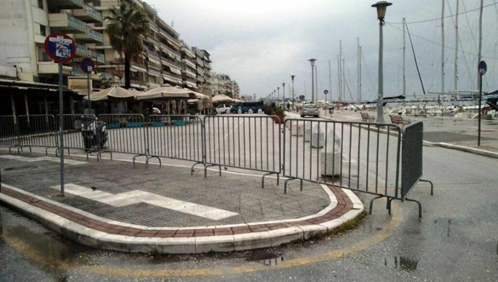 Έκλεισαν και την παραλία του Βόλου – Μπήκαν κιγκλιδώματα (βίντεο)