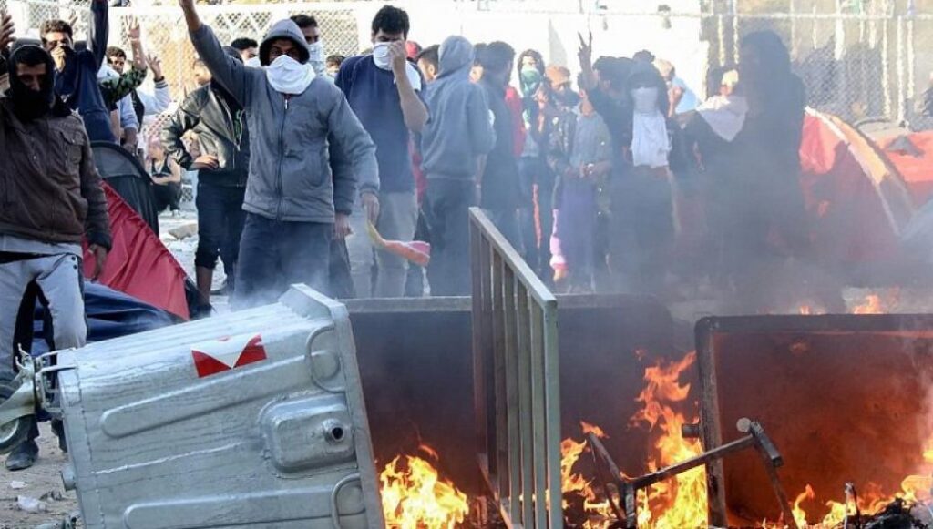 Η εξέγερση των αλλοδαπών στο Λαύριο προκλήθηκε από «μαύρη επιχείρηση»: Διαδόθηκε μήνυμα ότι θα επιστρέψουν στην Τουρκία