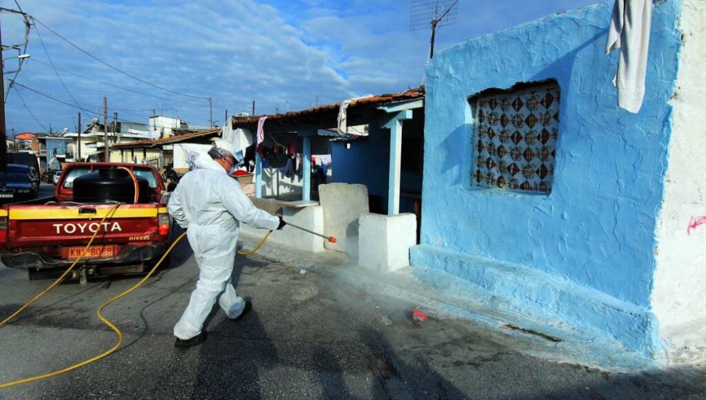 Λάρισα: 20 από τα 29 δείγματα θετικά στον κορωνοϊό στον οικισμό Ρομά – Όλοι στενές επαφές του 32χρονου (βίντεο)