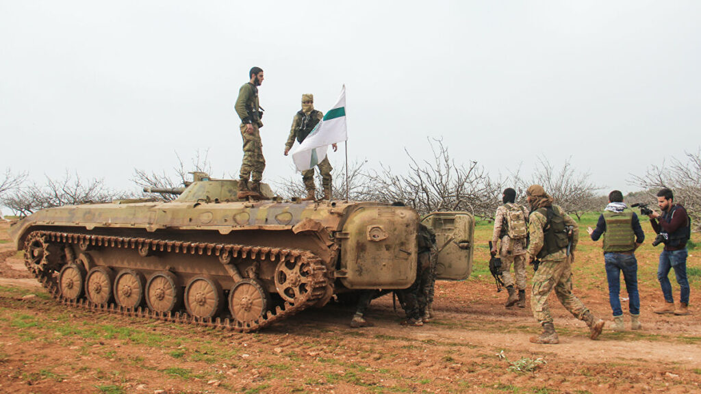 Παραδόθηκαν στον συριακό στρατό 27 τρομοκράτες – Δήλωσαν ότι εκπαιδεύτηκαν σε βάση των ΗΠΑ