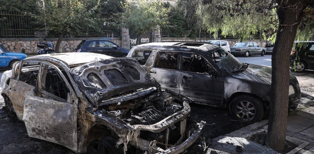 Εμπρησμοί αυτοκινήτων σε Αθήνα και Θεσσαλονίκη
