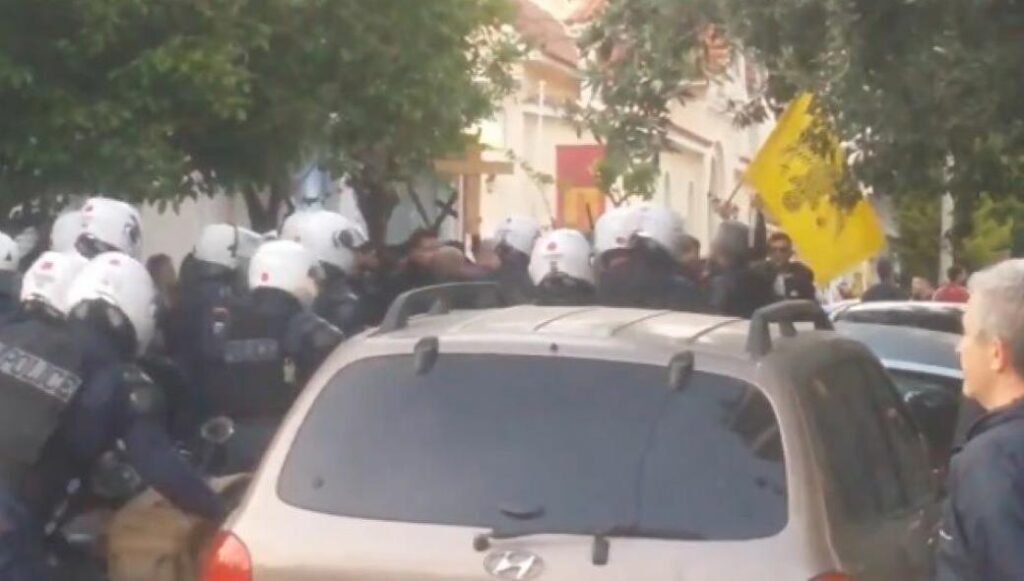 Σε στενό κλοιό η χώρα: 5.000 αστυνομικοί επιτηρούν τους ναούς – Φόβοι για εντάσεις στις εκκλησίες