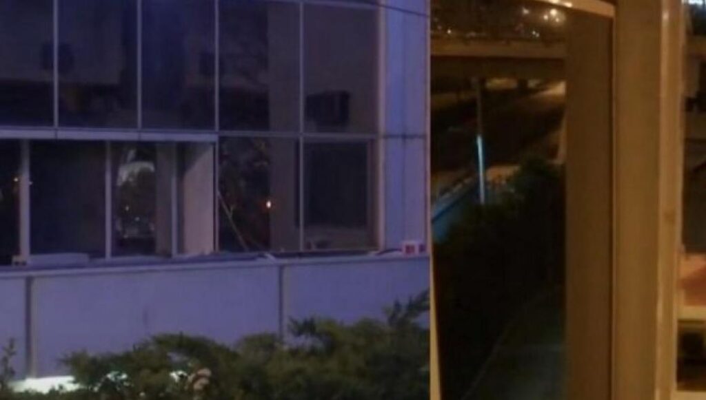 Βίντεο: Καρέ – καρέ η επίθεση με μολότοφ στο ΣΚΑΙ –  Δημοσιεύτηκε η ανάληψη ευθύνης (upd)