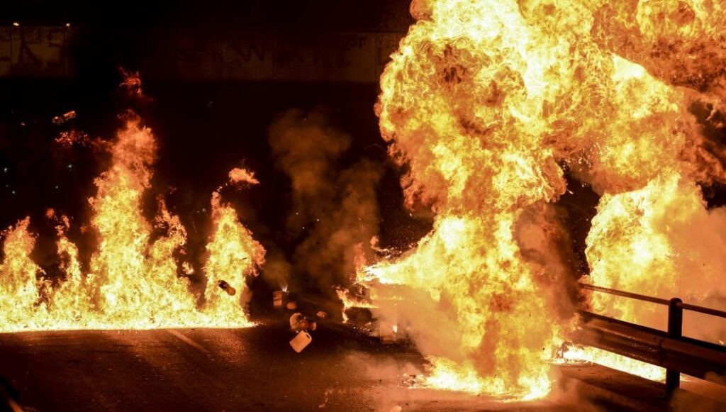 Με δεκάδες μολότοφ «γιόρτασαν» το βράδυ της Ανάστασης στον Νέο Κόσμο – Έπεφταν «βροχή» (βίντεο)