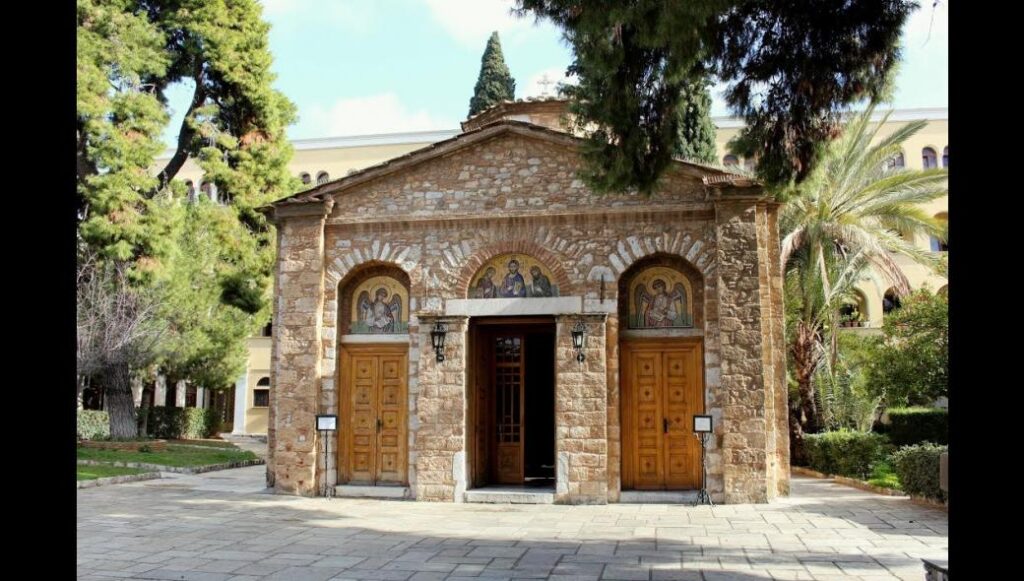 Συναγερμός στην αστυνομία: Τηλεφώνημα για ύποπτο αντικείμενο στην είσοδο της Μονής Πετράκη