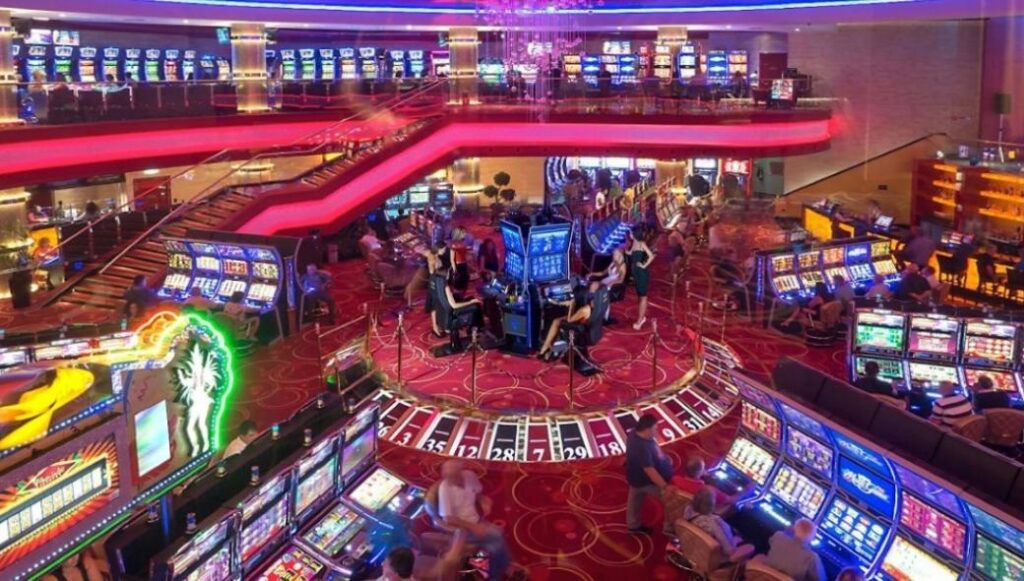 Φρουτάκια και άλλα τυχερά παιχνίδια εν μέσω καραντίνας: Έφοδος της ΕΛΑΣ σε παράνομο καζίνο (φώτο)