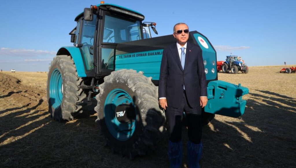 Ο Ρ.Τ.Ερντογάν κάνει τον… αγρότη: Οδήγησε τρακτέρ και αλωνιστική μηχανή (βίντεο)