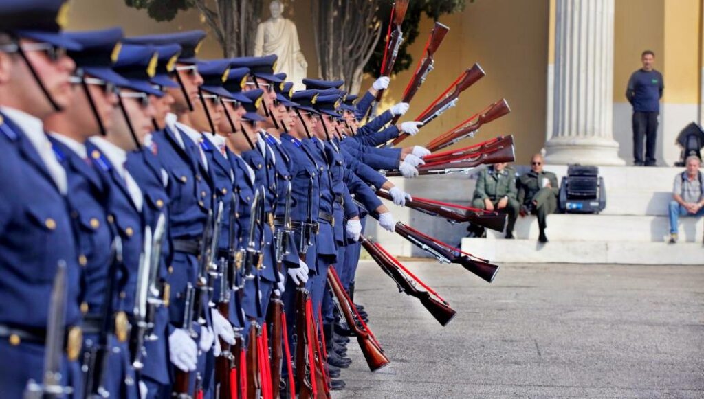 Ερώτηση από ΚΚΕ στην Βουλή: Γιατί παίρνουν τα μισά χρήματα οι σπουδαστές των σχολών των ΕΔ σε σχέση με εκείνους των ΣΑ;