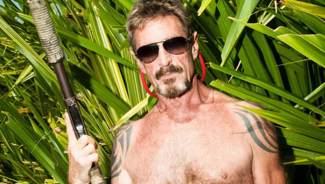 John McAfee: «Πηγαίνετε να αγοράσετε όπλα – Οι κυβερνήσεις σας εξαπατούν με τον κορωνοϊό»