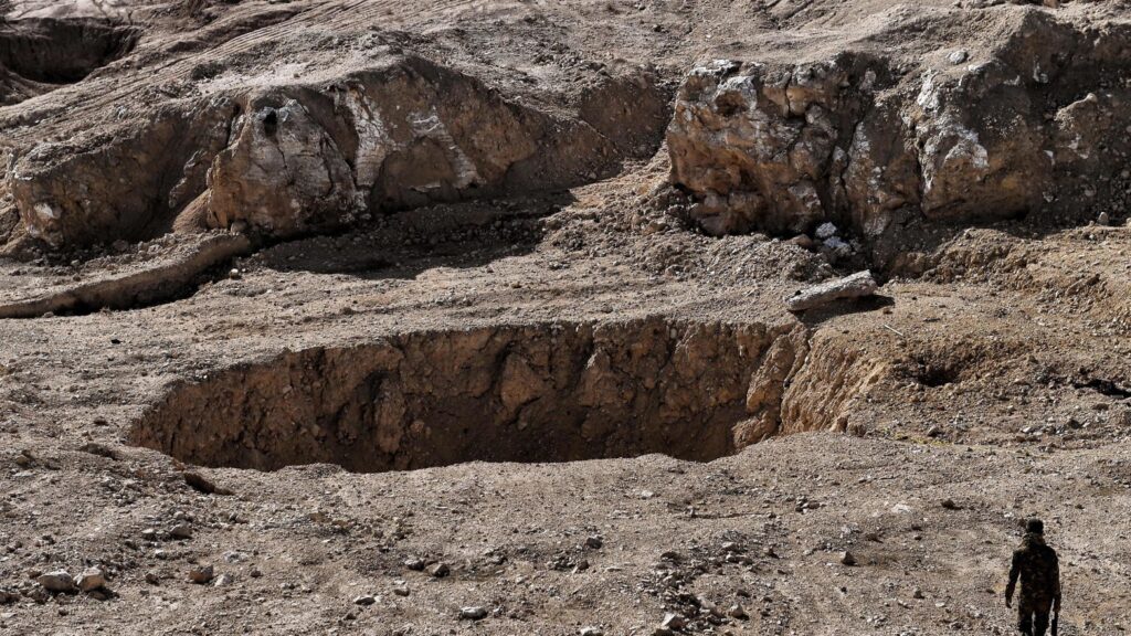 Εντοπίστηκε φαράγγι της «φρίκης» στη Συρία: Ο «Καιάδας» που οι ισλαμιστές του ISIS πετούσαν δεκάδες πτώματα (βίντεο)