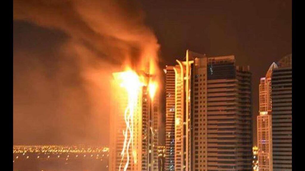 ΗΑΕ: Φλόγες τυλίγουν ουρανοξύστη στην πόλη Σάρτζα (βίντεο)