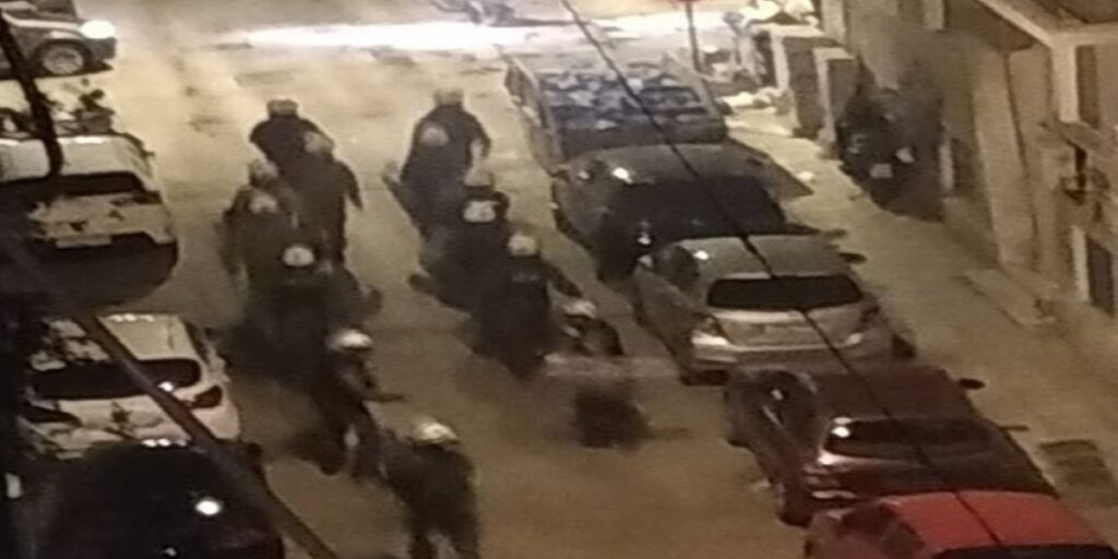 Καταγγελίες για την επιχείρηση στην Κυψέλη: «Ξαφνικά έσβησαν τα φώτα της πλατείας και επιτέθηκαν τα ΜΑΤ»