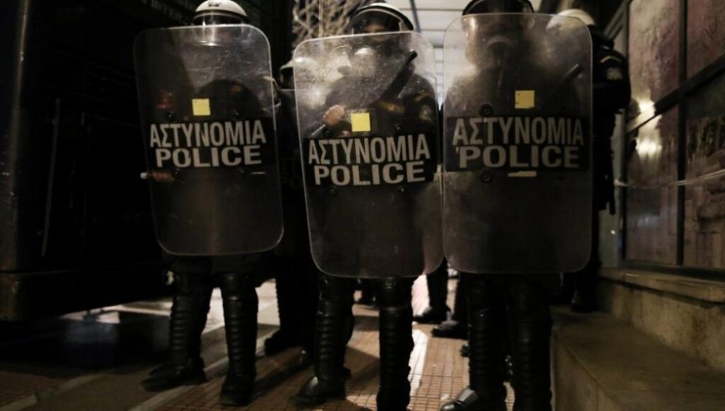 Ανακοίνωση της ΕΛ.ΑΣ. για την Κυψέλη: «Δεχτήκαμε επίθεση με μπουκάλια, ξύλα, πέτρες»