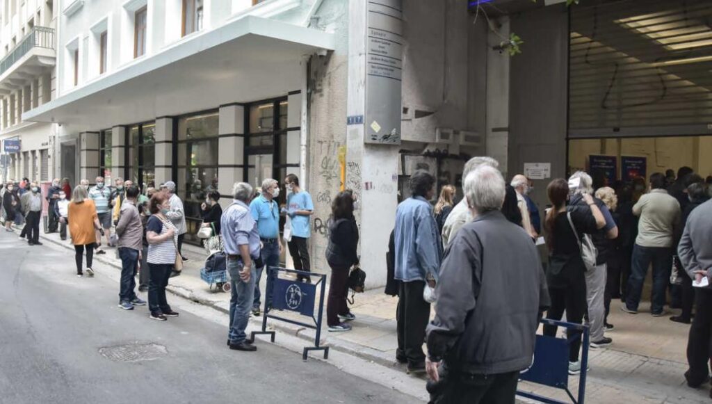 «Πανικός» και πάλι έξω από την ΔΕΗ – Περιπολικό της αστυνομίας θα ειδοποιεί για τις αποστάσεις